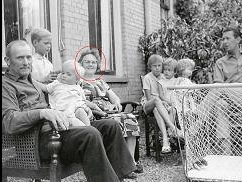 1963. Van links af: Teun Woelders, Ren?van Dalen, Gonny van Dalen (op schoot bij opa), Willemina Woelders-Grooten, Wil en Karin van Dalen, pop en Jan van Dalen.